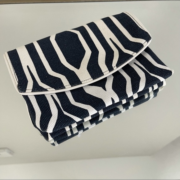 ANN TAYLOR Navy Blue White Striped Fabric Clutch Wallet NEW - Picture 2 of 11